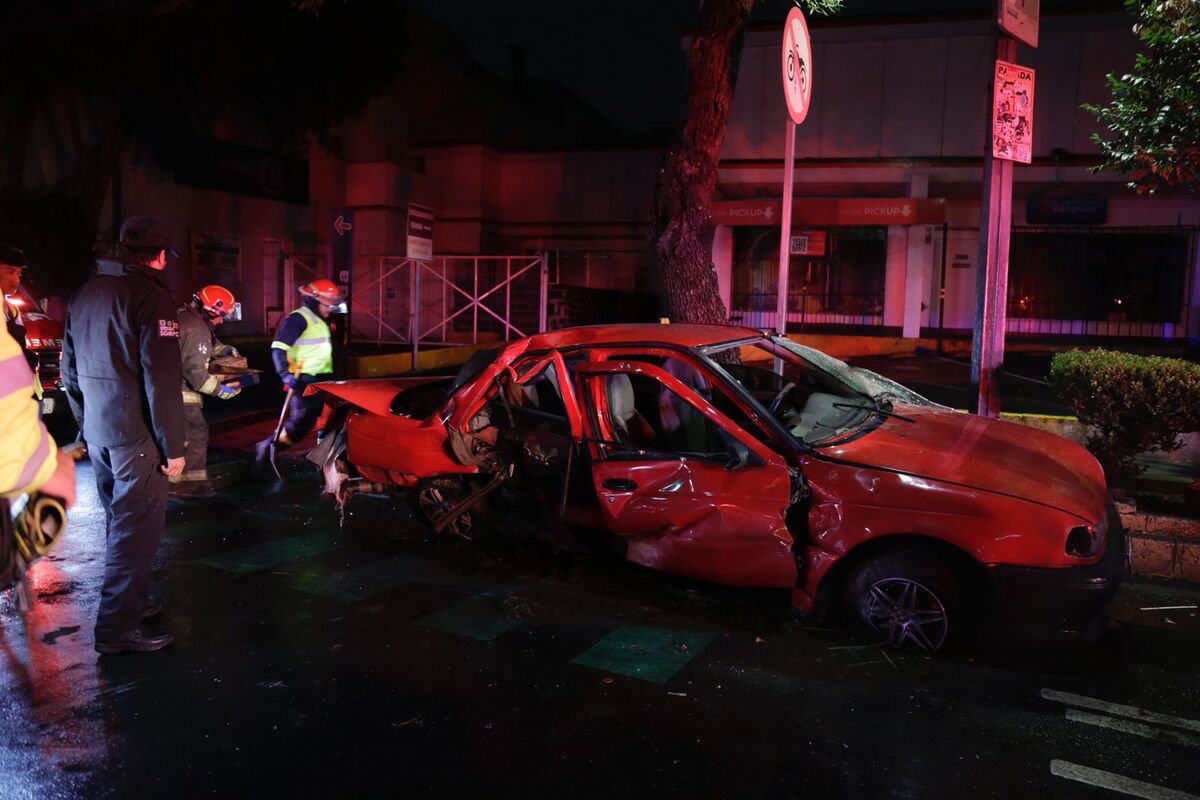 El vehículo contaba con placas del Estado de México (Foto: Enrique Luna).