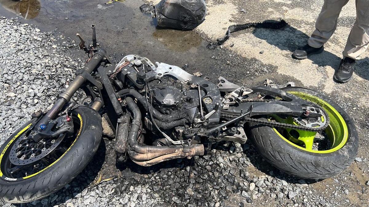 La motocicleta se incendio tras el accidente. Foto: Especial