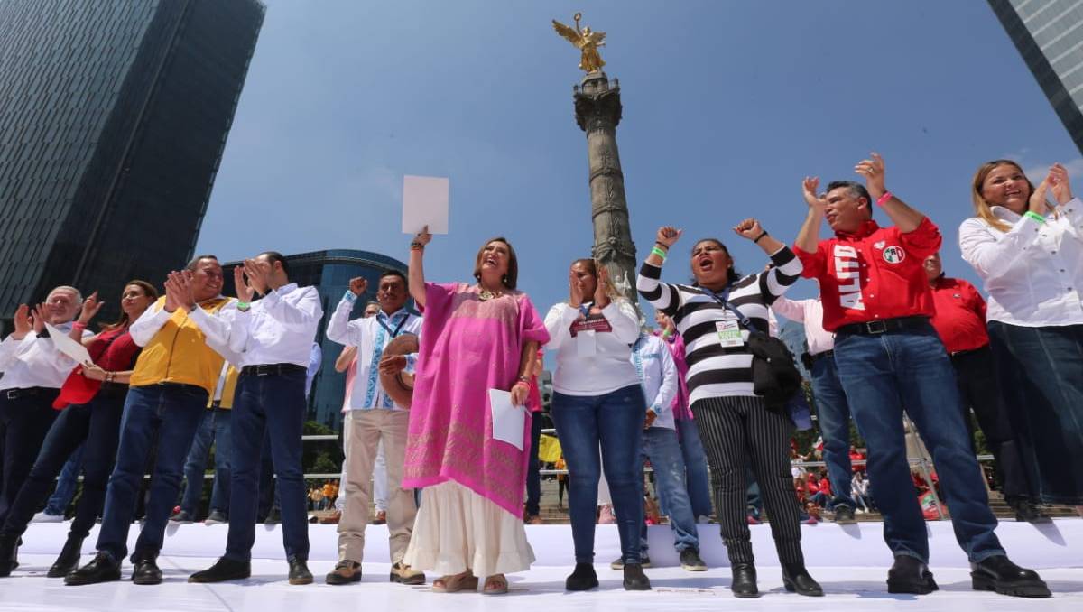 Xóchitl Gálvez con la constancia que la acredita como candidata | Javier Ríos