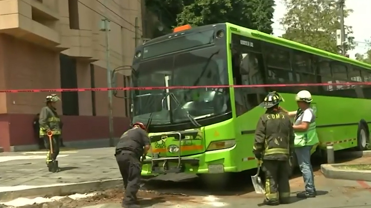 Accidente de Trolebús en CdMx deja derrame de diésel