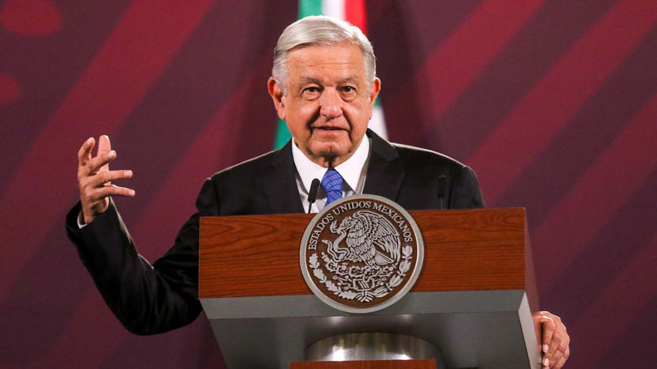 AMLO formaliza entrega del Tren Maya a Sedena; "para que lo cuide", dice
