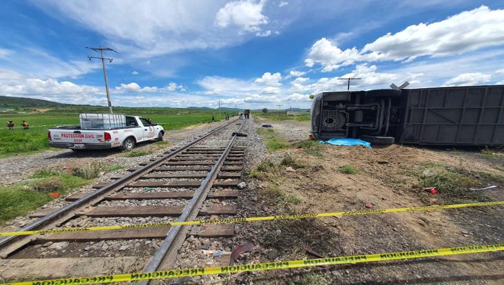 Camión intenta ganar paso a tren y chocan.