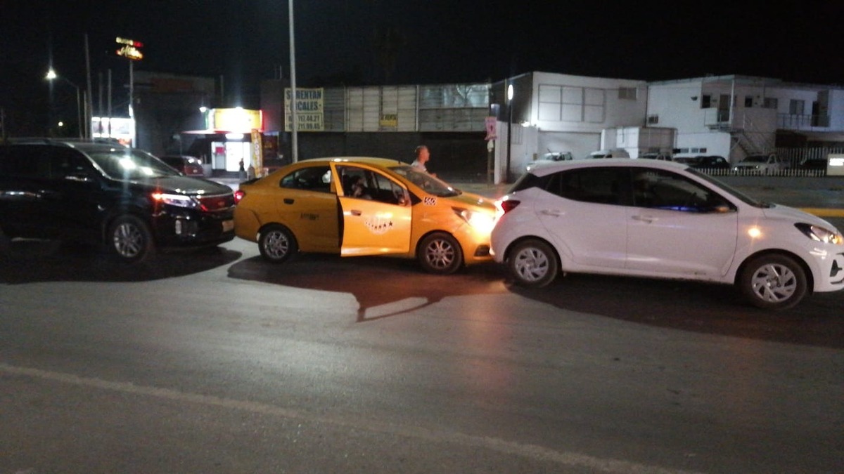 Carambola entre 3 vehículos en bulevar Independencia. | Especial
