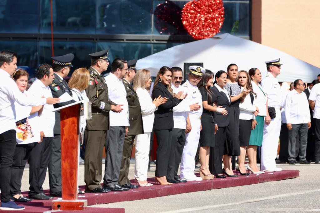 La mandataria de Guerrero presidió la ceremonia e izamiento de bandera correspondiente al mes de septiembre. (Especial)