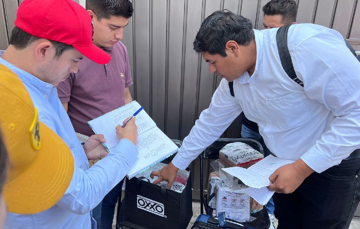 Militantes de Morena con encuestas de 'corcholadas' (Jannet López Ponce)