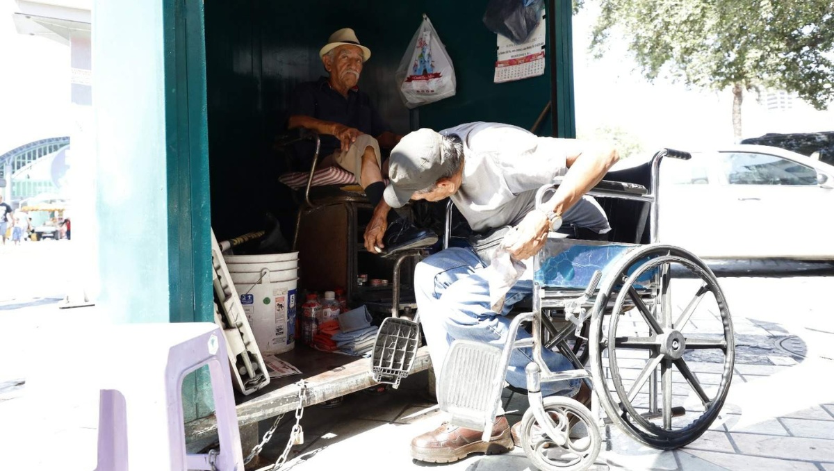 Aunque en ocasiones solo hace una boleada en todo el día, don Enrique no desiste. Fotos: J. López