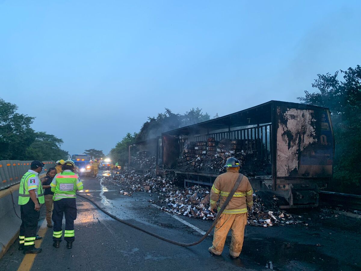 Bomberos y elementos de Protección civil atendieron el incidente, apagando por completo el fuego (Fluvio Cesar Martínez).