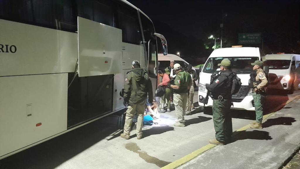 Sobre la carretera Veracruz-Córdoba, policias estatales aseguraron a  53 migrantes. | Especial