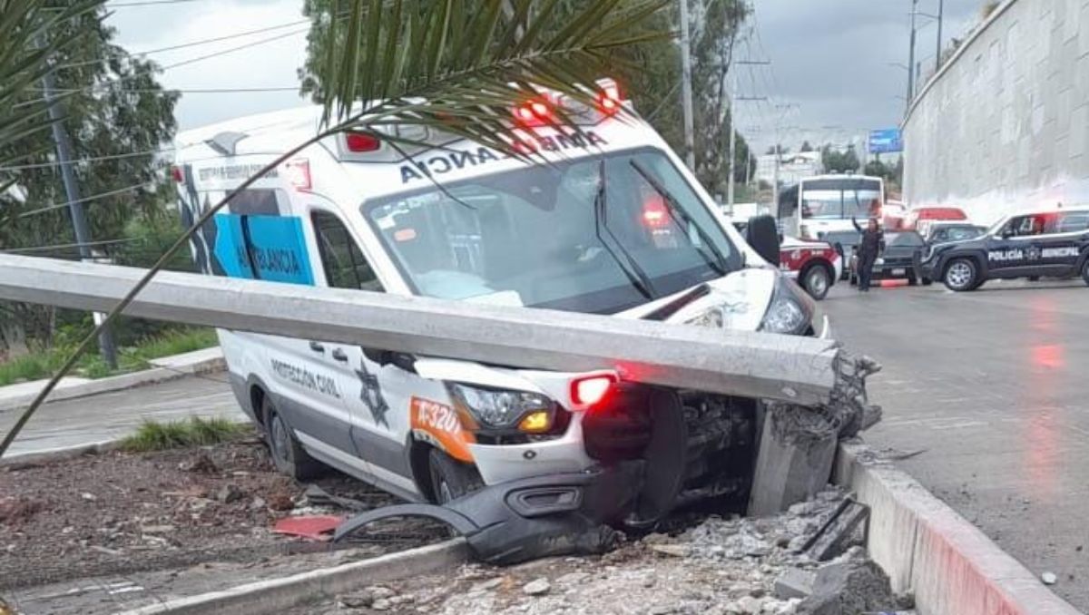 Choca ambulancia de Protección Civil contra poste de luz en Puebla | Especial