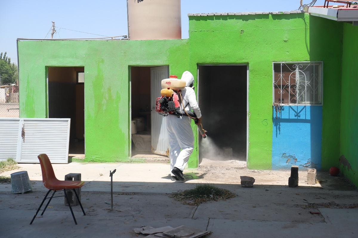 Fumigaciones contra garrapatas en Gómez Palacio. (Rolando Riestra)