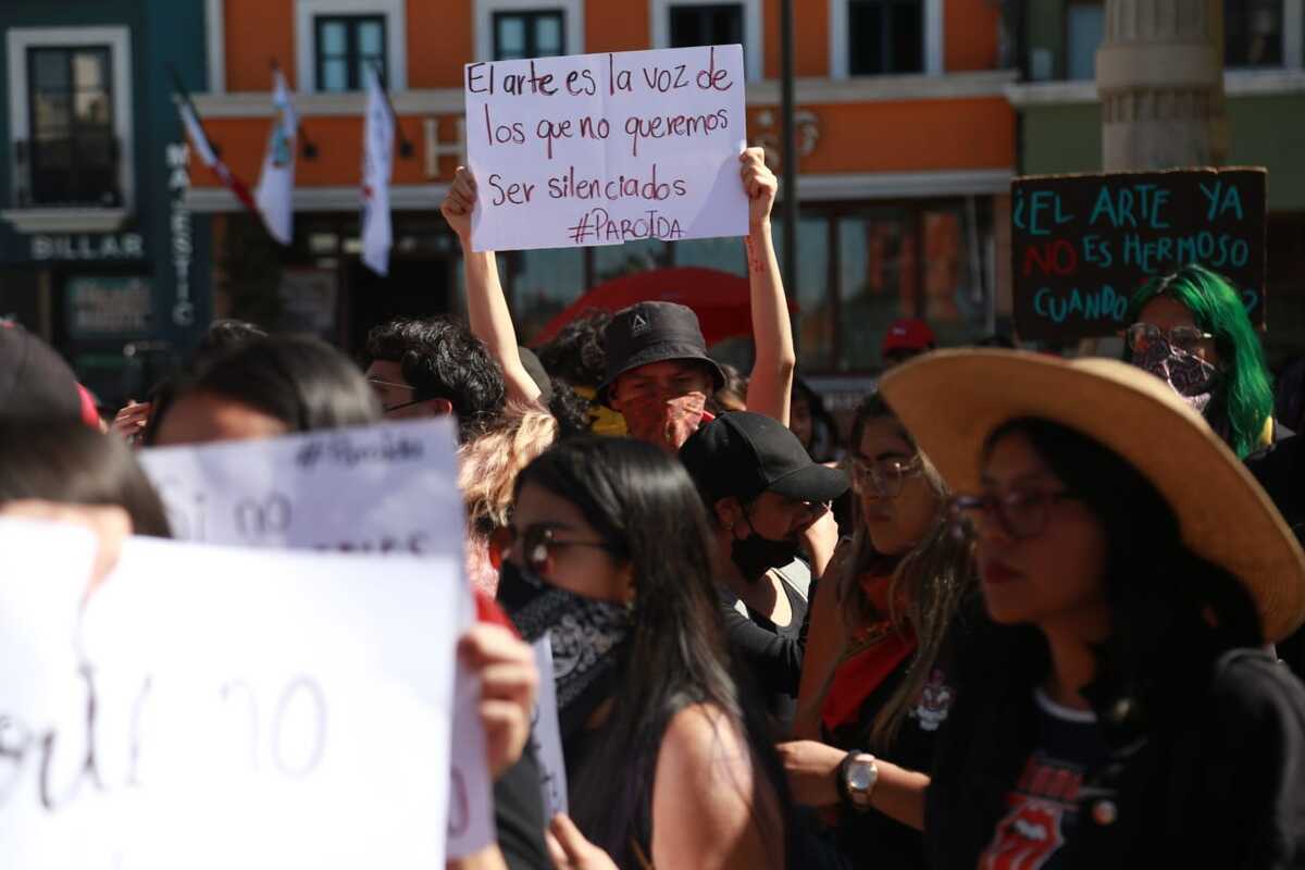 Un grupo de estudiantes se manifestaron previo al informe del gobernador (Jorge Sánchez)
