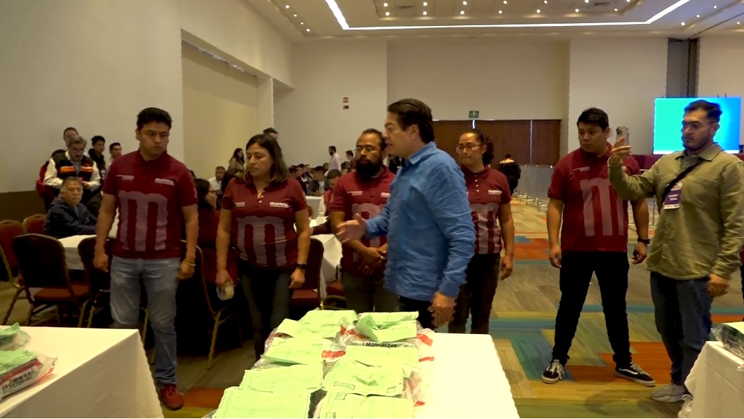 Mario Delgado supervisa paquetes con las urnas que definirán a la 'corcholata' ganadora | Captura