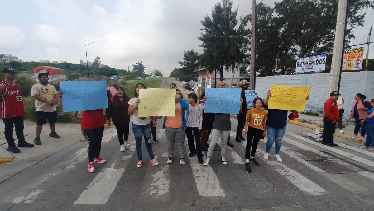 Protestan cerrando cruce de calles ante falta de electricidad que afecta a familias de Tlaquepaque (Juan Carlos Munguía)