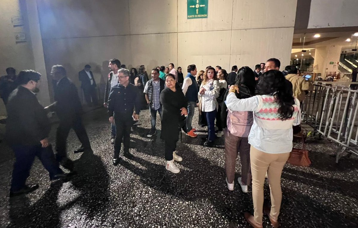 Simpatizantes de Marcelo Ebrard llegan al WTC (Foto: Jannet López Ponce)