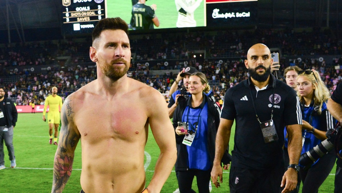 Yassine Cheuki tiene un millonario sueldo por ser el guardaespaldas de Lionel Messi (Reuters)