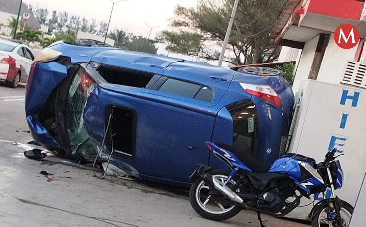 Auto vuelca en bulevar costero de playa Miramar