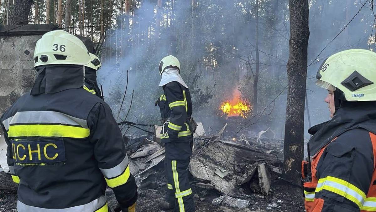 El cuerpo de bomberos acudió para rescatar a las víctimas | AP