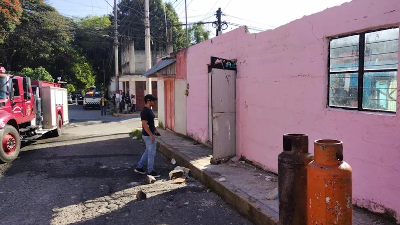 Explota casa por fuga de gas en Coatepec, Veracruz; hay 4 heridos