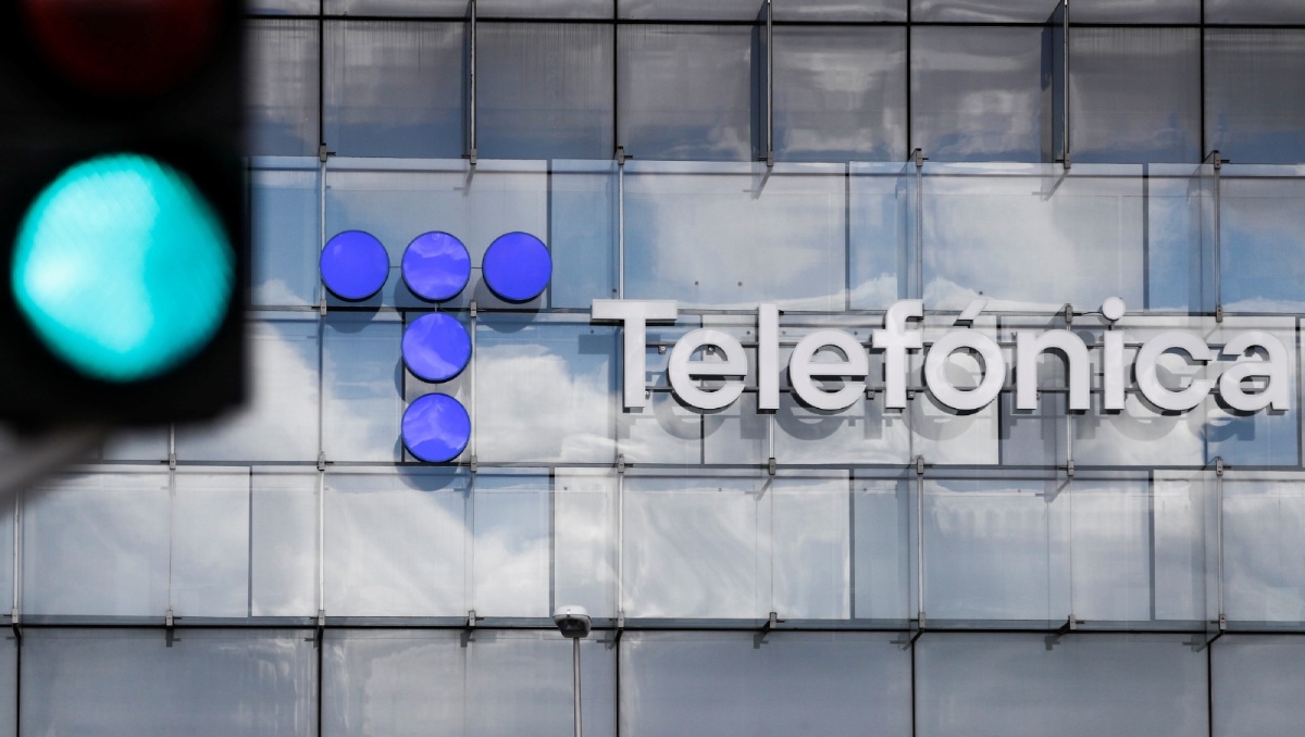 El logo de la compañía española de telecomunicaciones Telefónica durante el Congreso Mundial de Móviles 2022 de la GSMA en Barcelona. Foto: (Reuters)