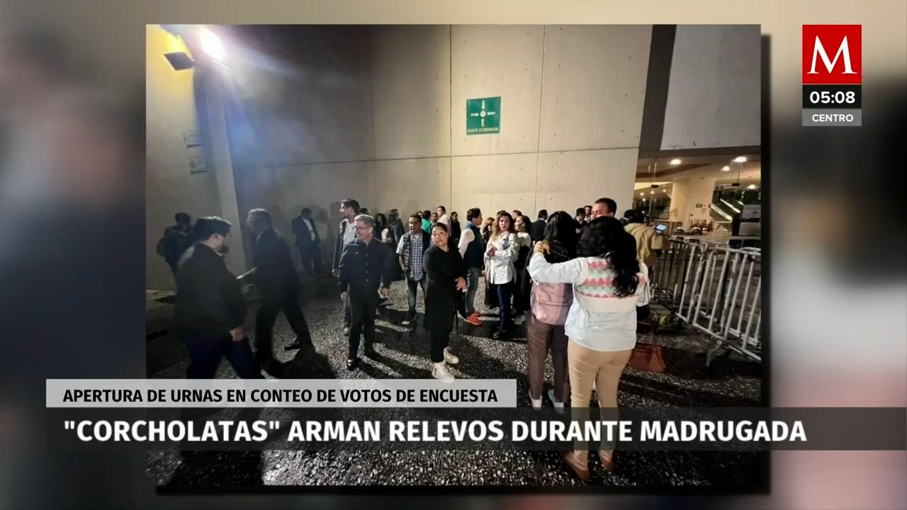 Marcelo Ebrard y su equipo en la apertura de urnas del World Trade Center