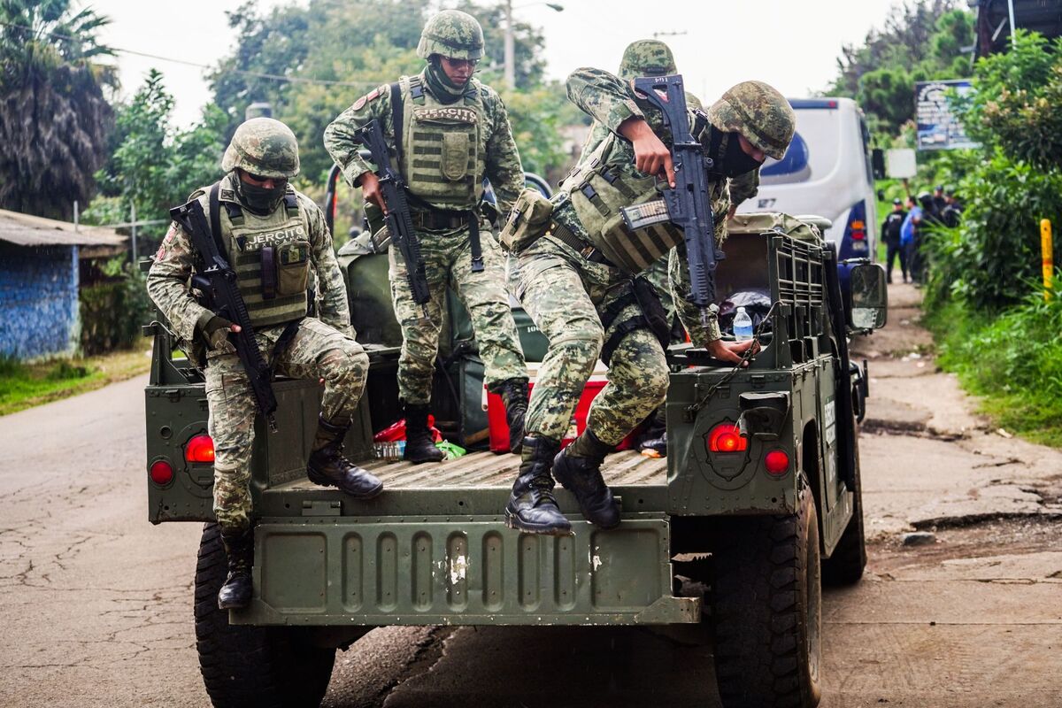 Militares fueron desplegados para resguardar el Tianguis Limonero de Apatzingán. | Cuartoscuro