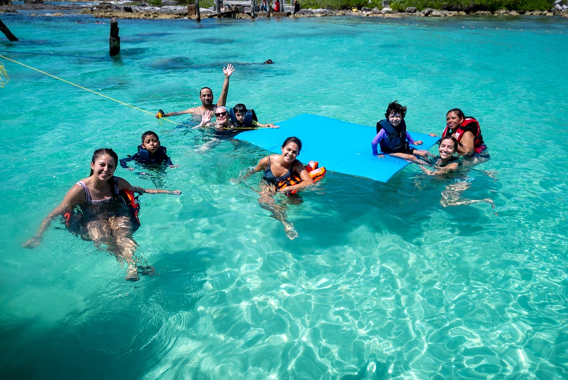 Cuatro niños cumplieron su sueño de conocer el mar en unas vacaciones inolvidables en Cancún para ellos y sus familiares. (Cortesía)