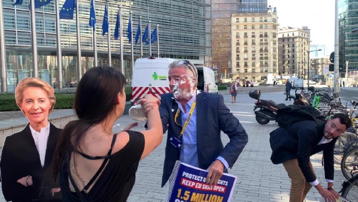 Activistas ambientales lanzan pasteles a empresario en la cara| LN24/ Especial
