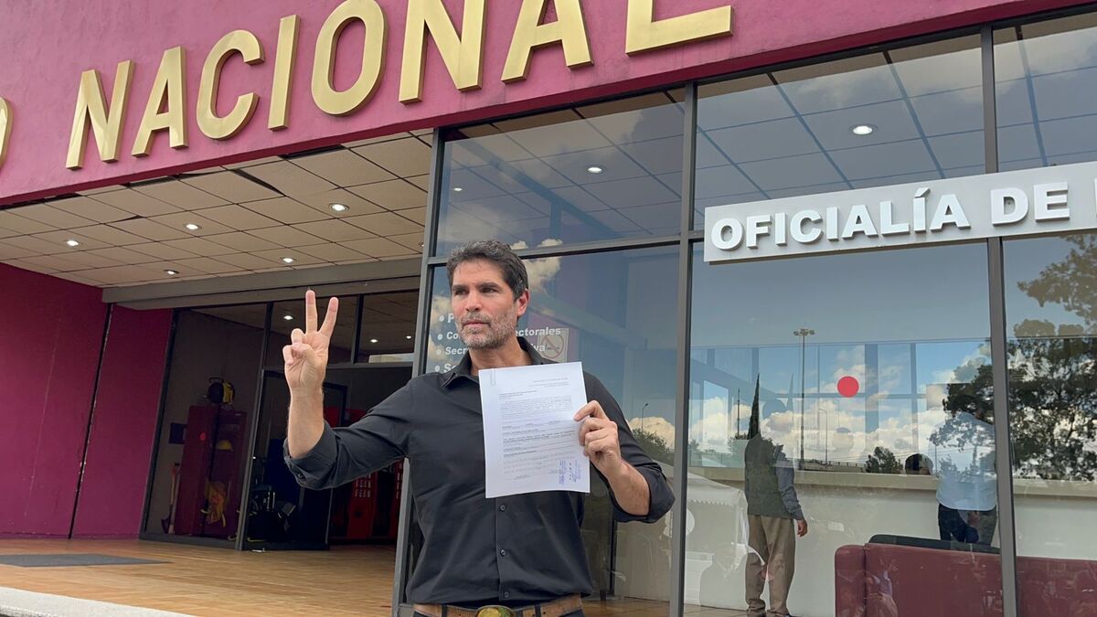 Eduardo Verástegui presentó su documentación en el INE. (Rafael Montes)