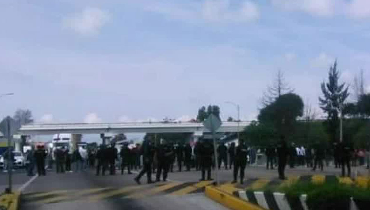 Enfrentamiento en caseta de Zinapécuaro, normalistas y policías en Manifestación