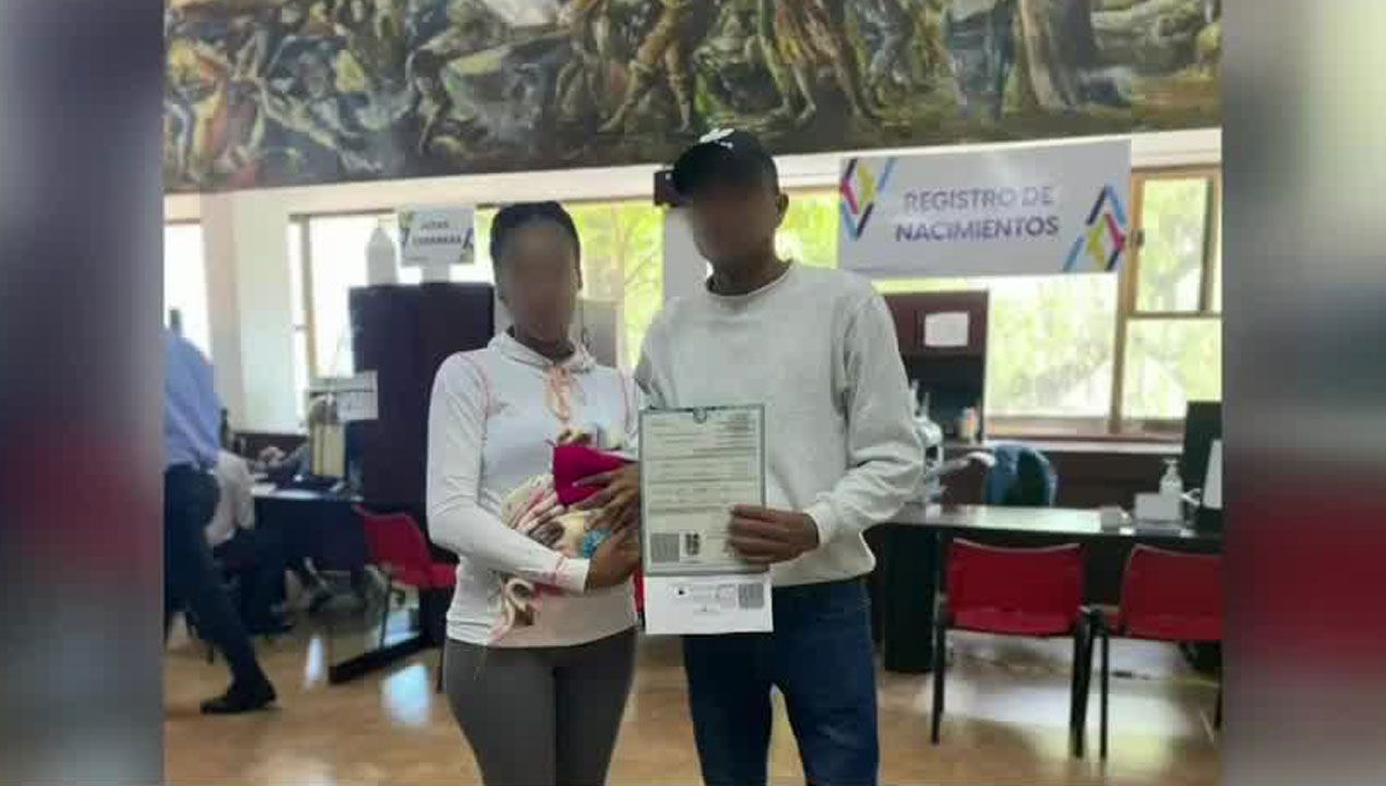 Entregan acta de nacimiento a hija de migrante venezolana rescatada en tren en Aguascalientes