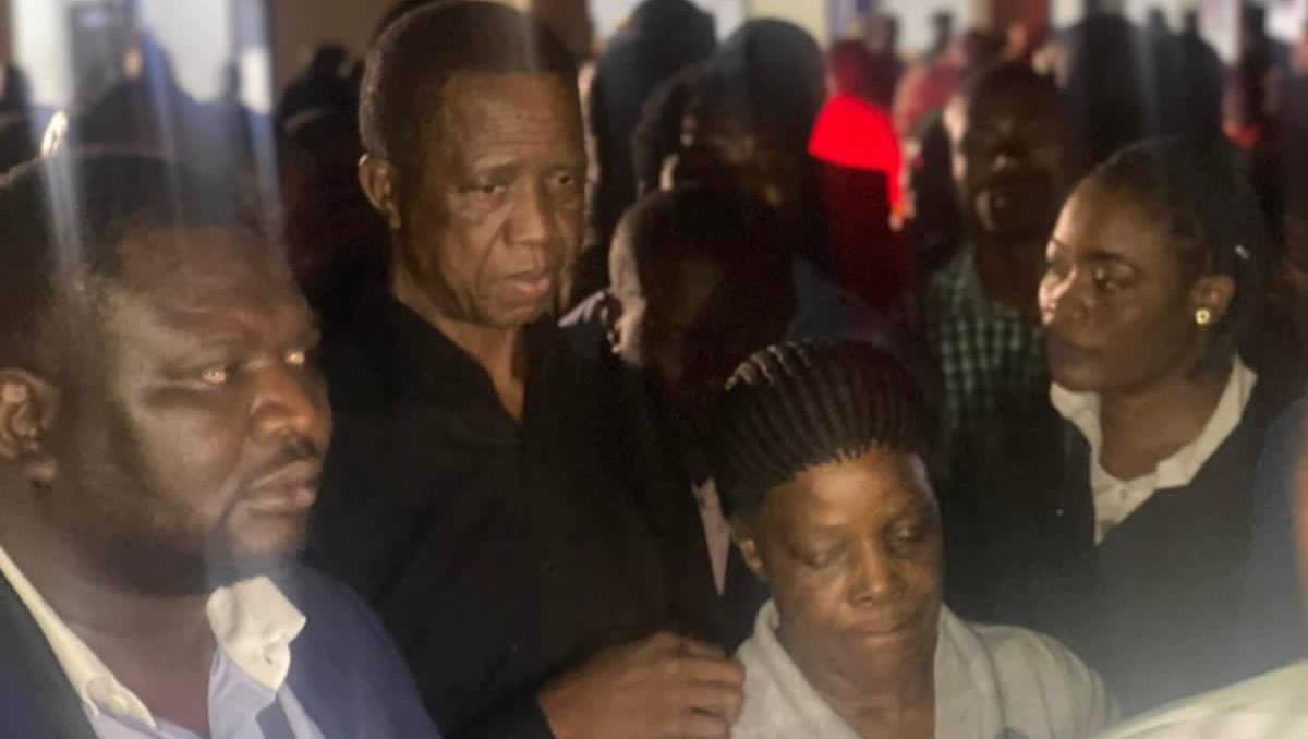 Esther Lungu (centro) junto a su familia tras ser liberada | DiamondTVZambia