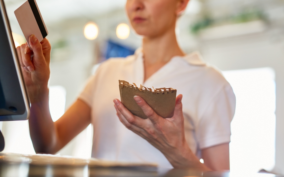 La iniciativa busca beneficiar a personal de seguridad, hotelero, restaurantero, tiendas de autoservicio y cajas.| Freepik
