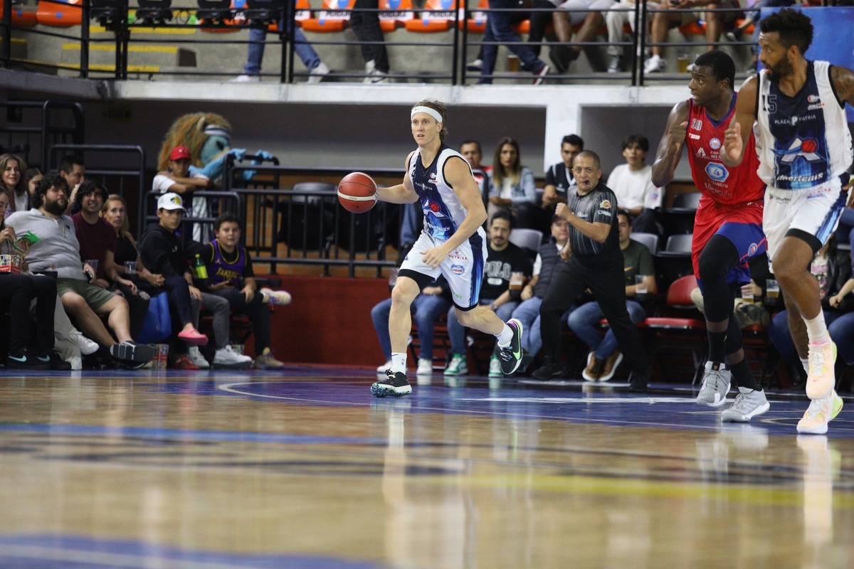 Jeffrey Ledbetter  brilló al sumar cuatro triples . (Cortesía)