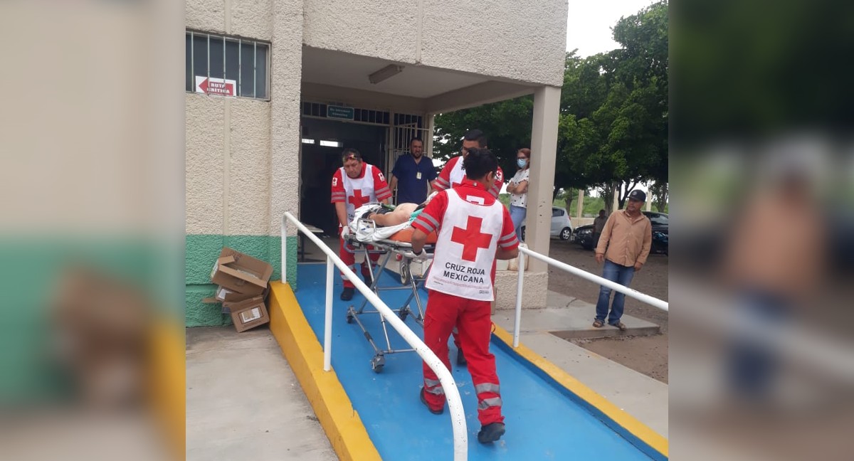 Joven que fue transportado en una ambulancia de la Cruz Roja ingresando al Hospital General de Guasave | Sinaloa | Raeb Morales