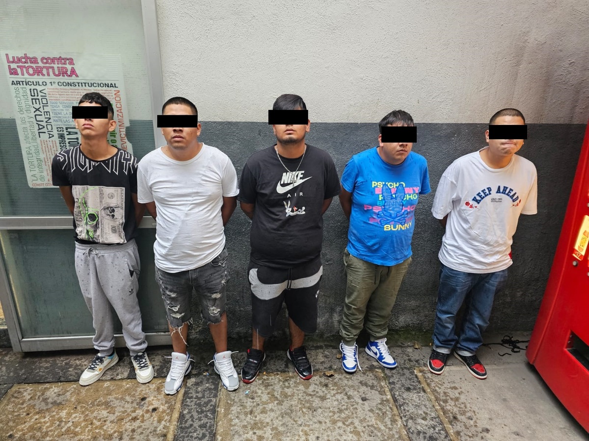 La policía decomisó una pistola con un cargador y ocho cartuchos útiles, cocaína, celulares y dinero.