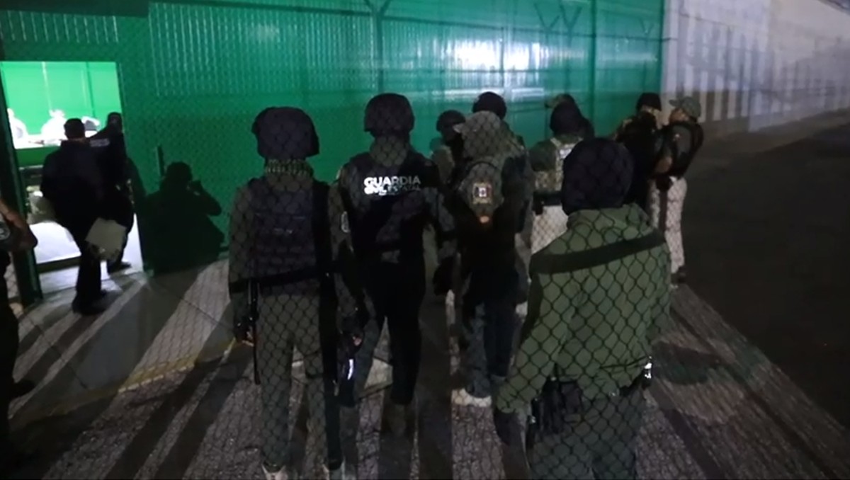 En el traslado participaron elementos de seguridad de los tres niveles de gobierno. (Captura)