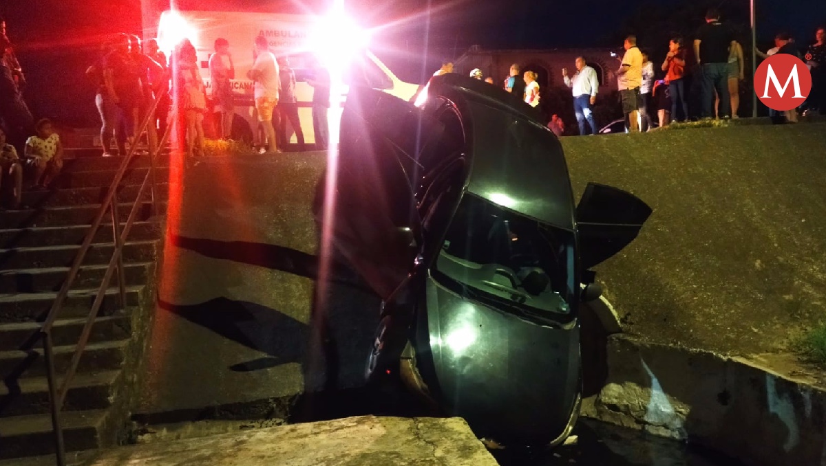 Carro cae a canal en Ciudad Madero. (Jaime Maya)