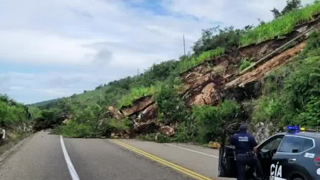 Deslave provoca bloqueo en autopista Tuxtla Gutiérrez-San Cristóbal de las Casas, en Chiapas