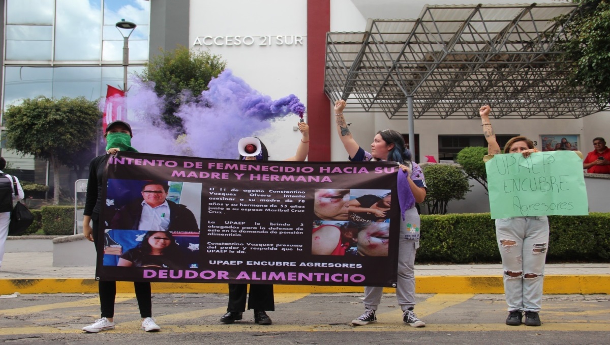 Feministas se manifiestan en UPAEP por presunta protección a agresor | Melanie Torres