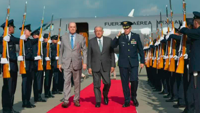 López Obrador llega a Colombia para reunirse con el presidente Gustavo Petro