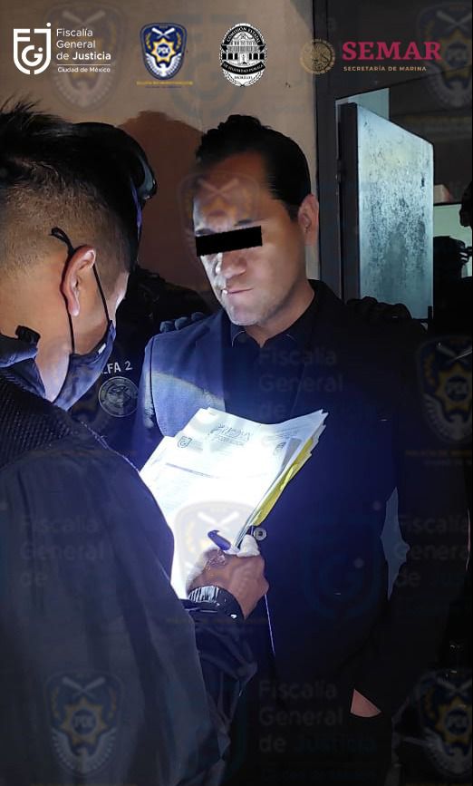 Los elementos detuvieron al funcionario en su calidad de auxiliador. (X)