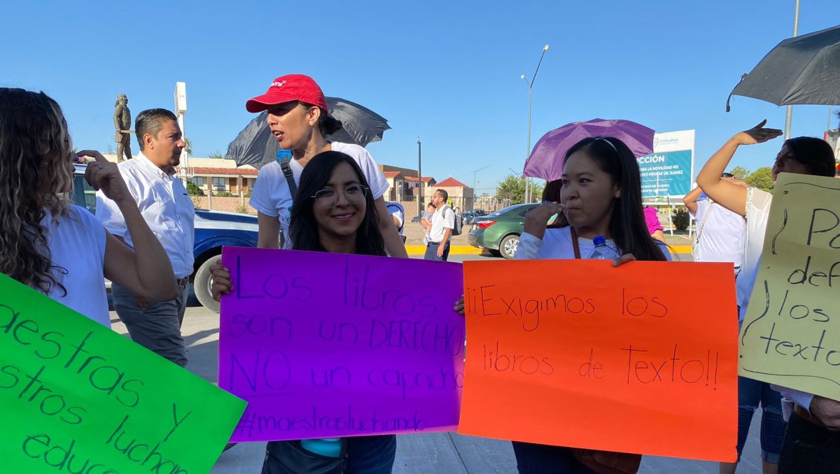 Maestros se manifiestan en Ciudad Juárez, Chihuahua, para exigir entrega de libros de texto | Especial