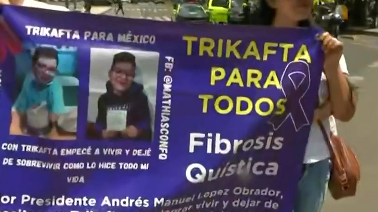 Manifestantes bloquean Av. Reforma e Insurgentes por falta de medicamentos para fibrosis quística