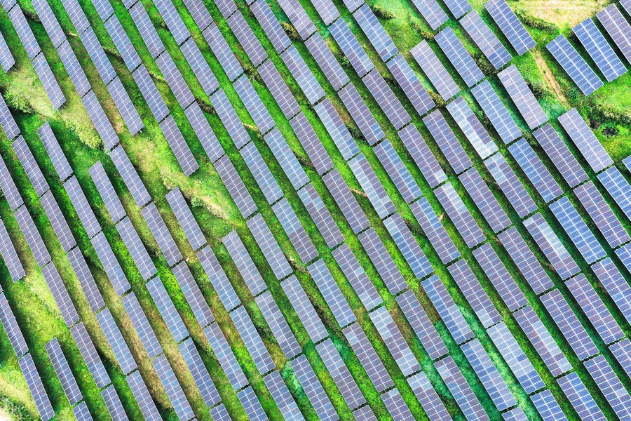 Una planta de energía fotovoltaica en el condado autónomo Yi-Hui-Miao de Weining, provincia de Guizhou, suroeste de China. (Xinhua/Yang Wenbin)