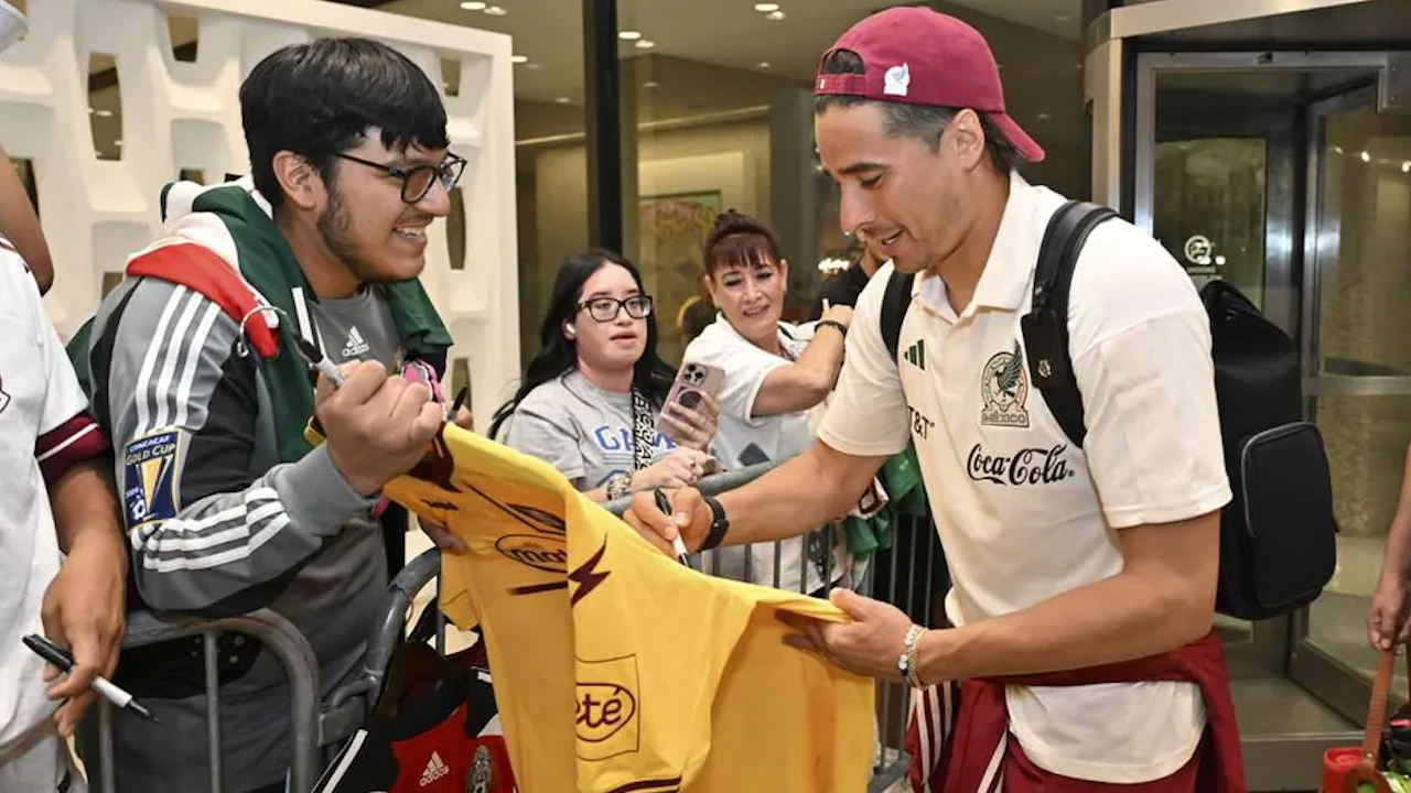 La Selección Mexicana llega a Dallas para enfrentar a Australia, sin Julián Quiñones