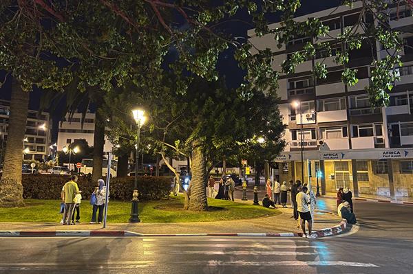 Vecinos en el centro de Rabat huyen de sus casas y salen a la calle tras el terremoto | Agencia EFE