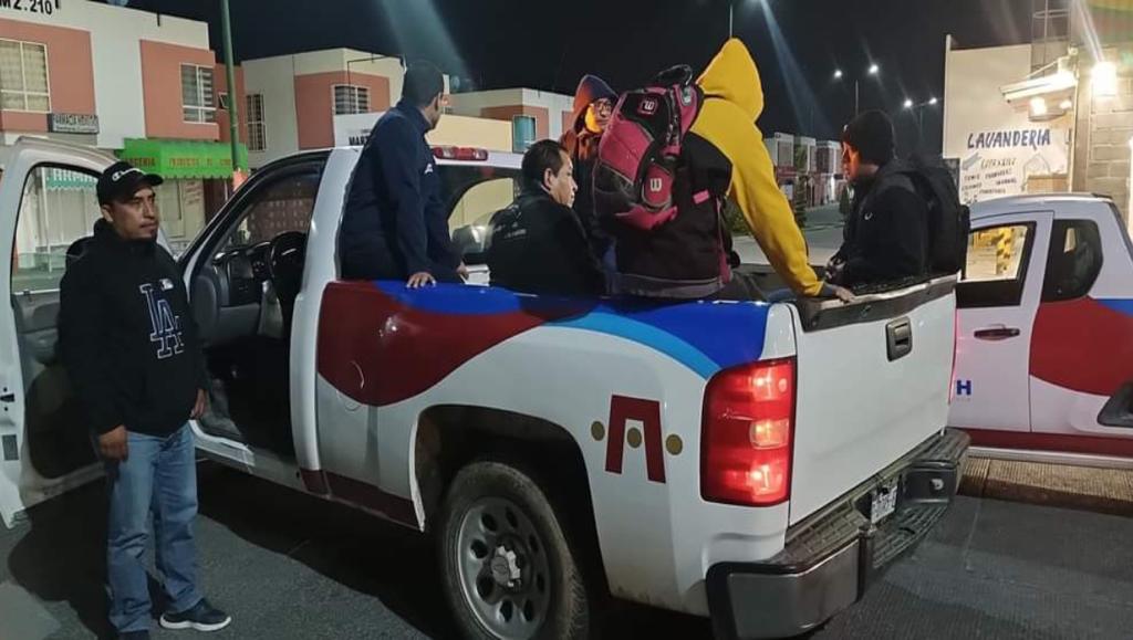 Vecinos de Tizayuca trasladados en camionetas del municipio.