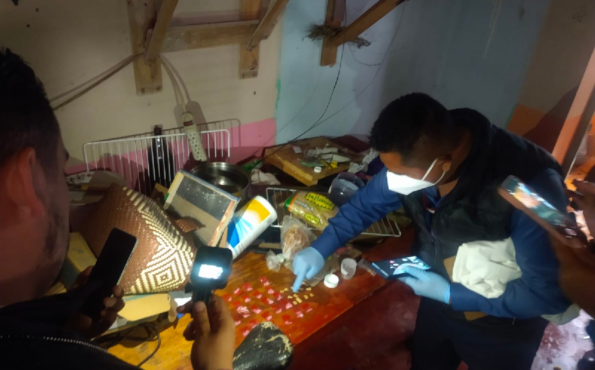 Las autoridades hicieron un cateo y decomisaron varias bolsas con drogas. | Especial