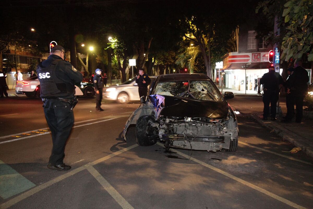 Bomberos trasladan al hospital a tres personas heridas por accidente vehicular. | Especial