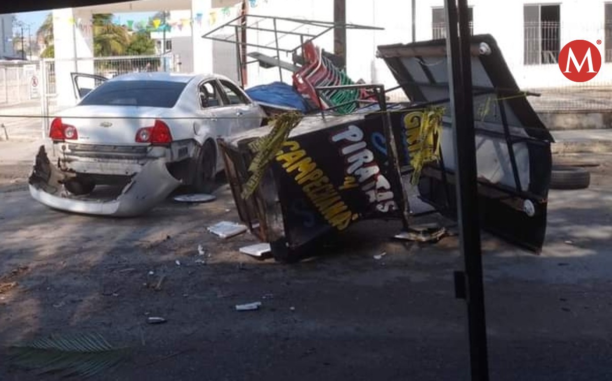 Chocan vehículo contra carros de comida en playa Miramar